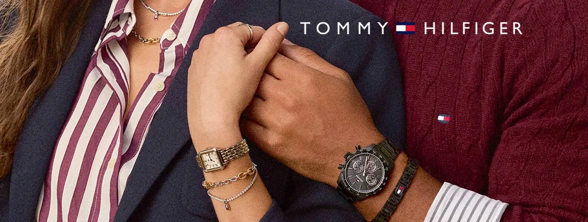 Hombre y mujer con relojes Tommy Hilfiger en la muñeca
