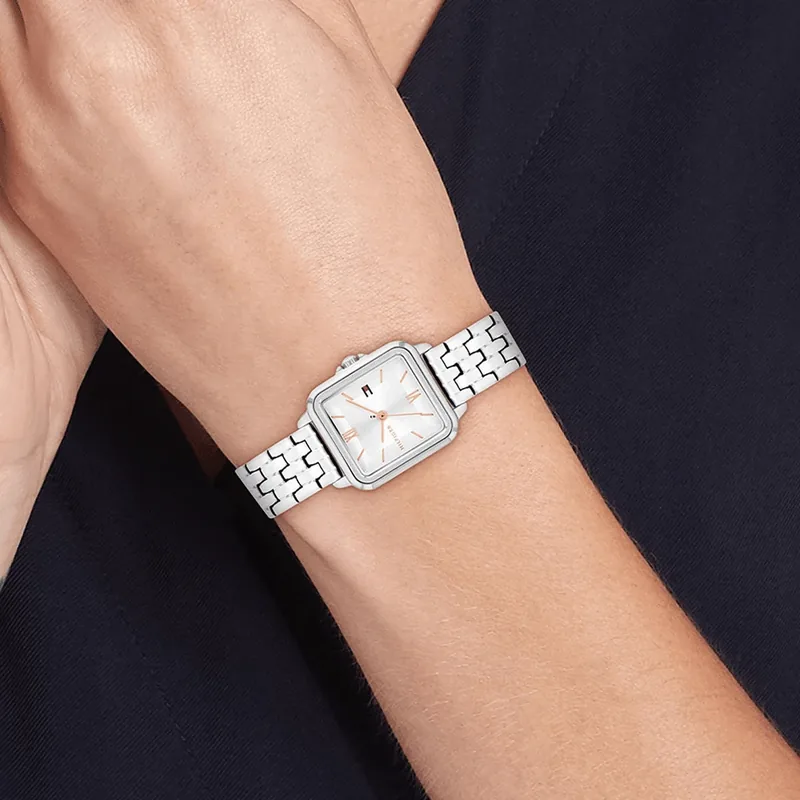 Reloj Tommy Hilfiger de acero con caja cuadrada en la muñeca de una mujer