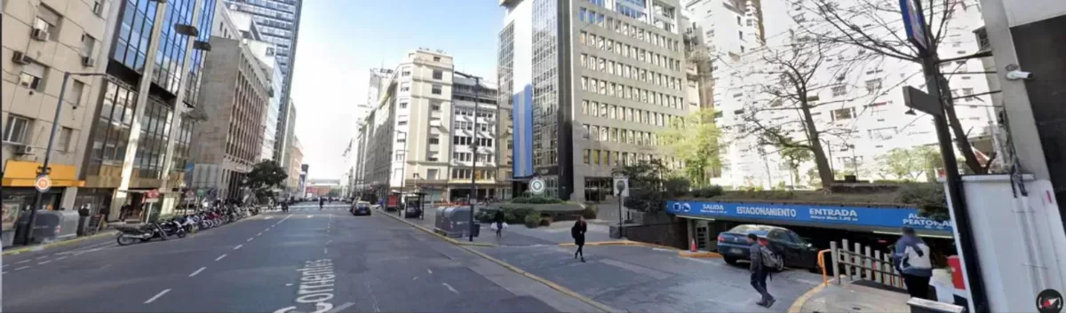 Ingreso al estacionamiento de Av. Corrientes 436, a 20 metros del Edificio SAFICO, para clientes de Relojes Tommy Hilfiger de PuntoTime