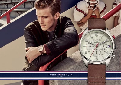 Hombre con campera de cuero y reloj Tommy Hilfiger cronógrafo con esfera clara y malla de cuero marrón